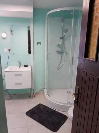 Проживание в семье Noclegi Stoki Лодзь Четырехместный номер эконом-класса с общей ванной комнатой-7